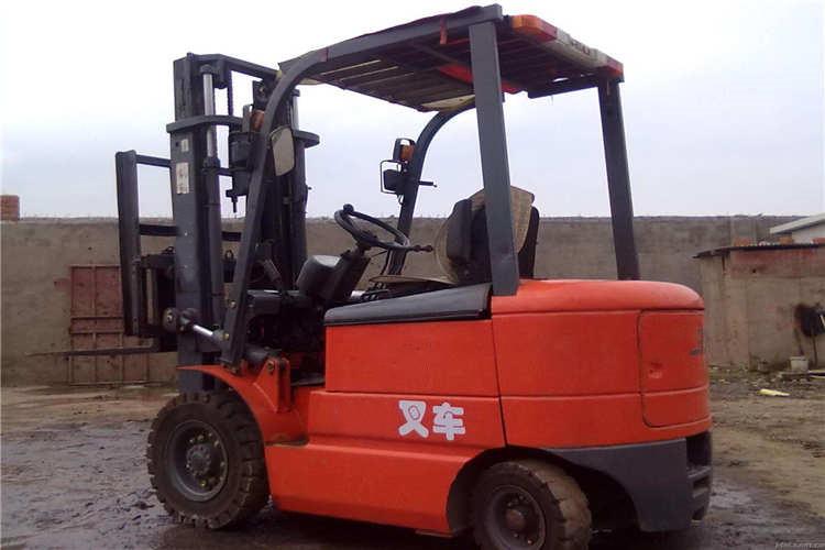 在濟寧合力叉車搬運作業時出現負重超荷、裝卸物品搖晃不平衡和貨品意外跌落傷人等現象 在濟寧合力叉車搬運作業時出現負重超荷、裝卸物品搖晃不平衡和貨品意外跌落傷人等現象