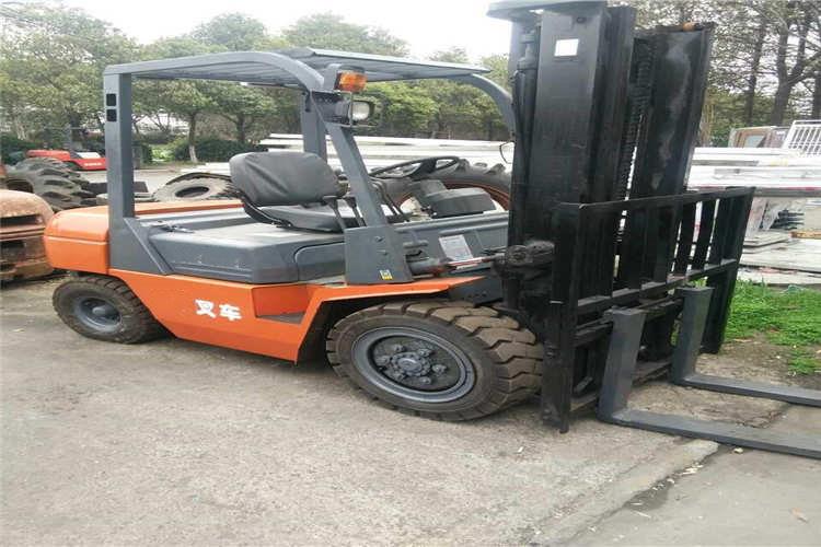 當叉架上荷載過重會引起車尾翹起,此時讓人員站在濟寧合力叉車一端利用體重充當平衡配重,結果在提升貨品時車尾突然上翹致使人員跌傷 當叉架上荷載過重會引起車尾翹起,此時讓人員站在濟寧合力叉車一端利用體重充當平衡配重,結果在提升貨品時車尾突然上翹致使人員跌傷
